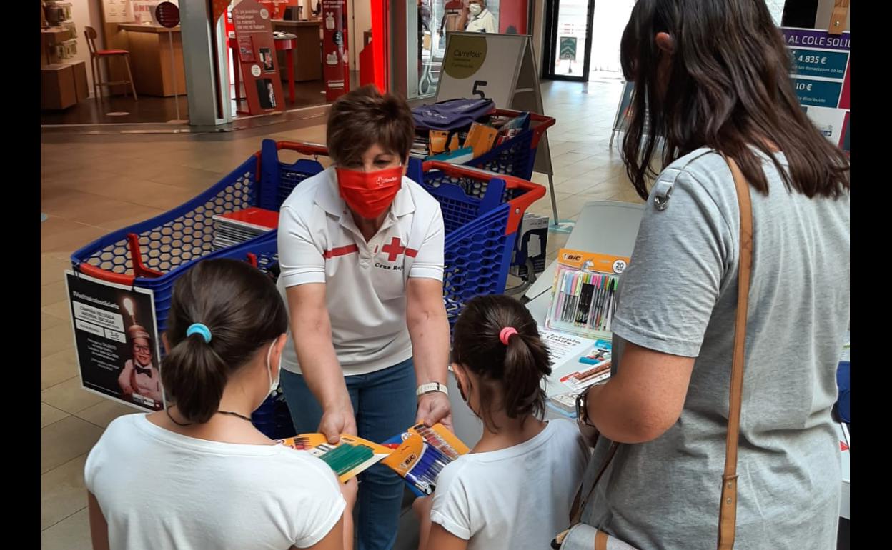 Cruz Roja y Fundación Carrefour promueven una vuelta al cole solidaria